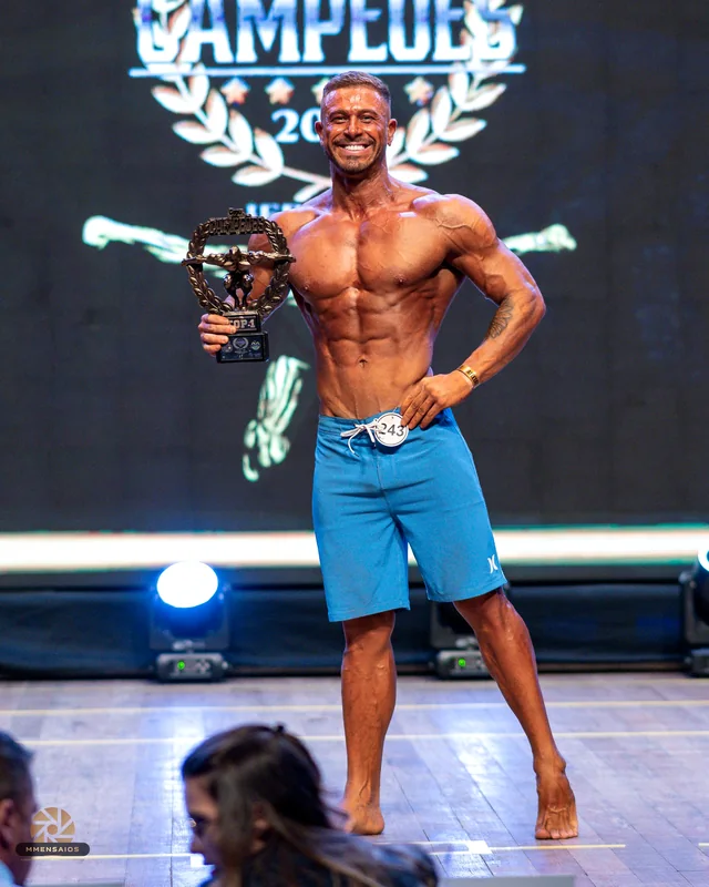 Matheus Correa no palco de fisiculturismo