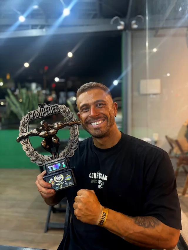 Matheus Correa com troféu